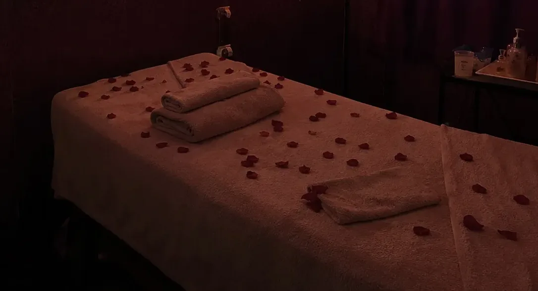 Masaj odasındaki masaj masası — Lila Spa, Güneşli misafirlerine hizmet veren salon