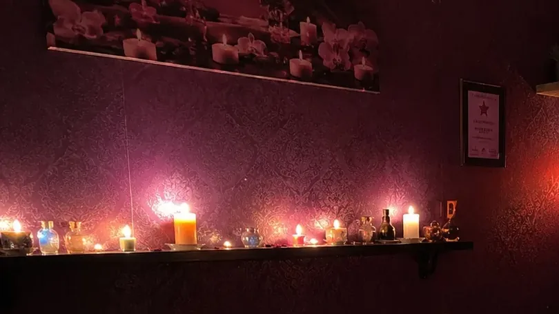 Masaj odasındaki mum rafı — Lila Spa, Güneşli misafirlerine hizmet veren salon